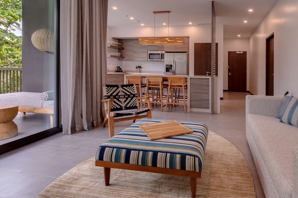 Suite, 3 Bedrooms - Photo 11