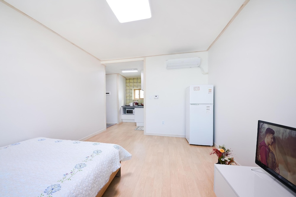 Basic Room, 1 Bedroom (303) - Photo 4