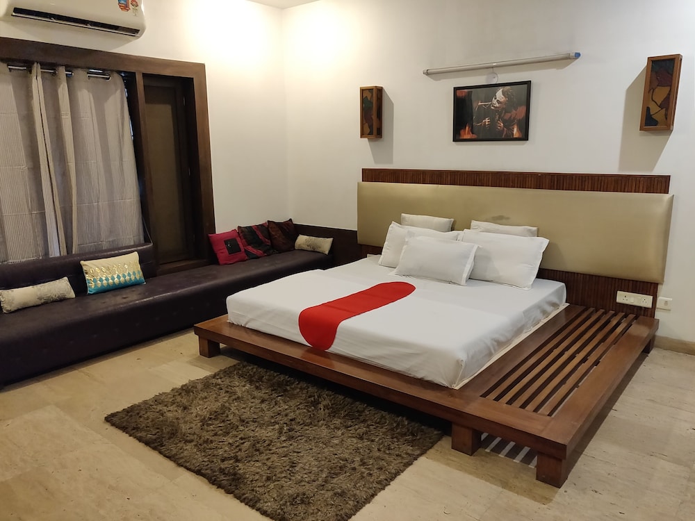 Royal Room - Photo 1