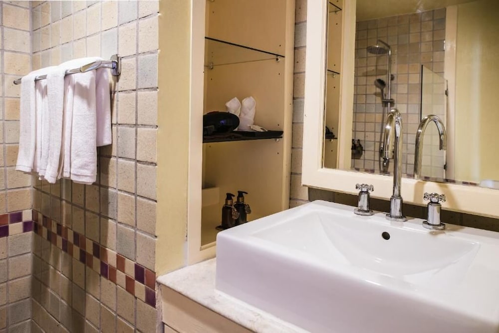 Deluxe Suite Twin - Photo 5