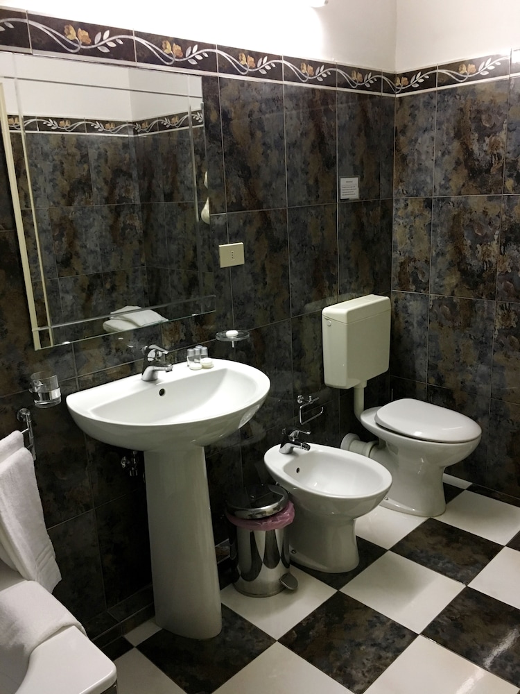 Deluxe Double or Twin Room, Ensuite photo 3
