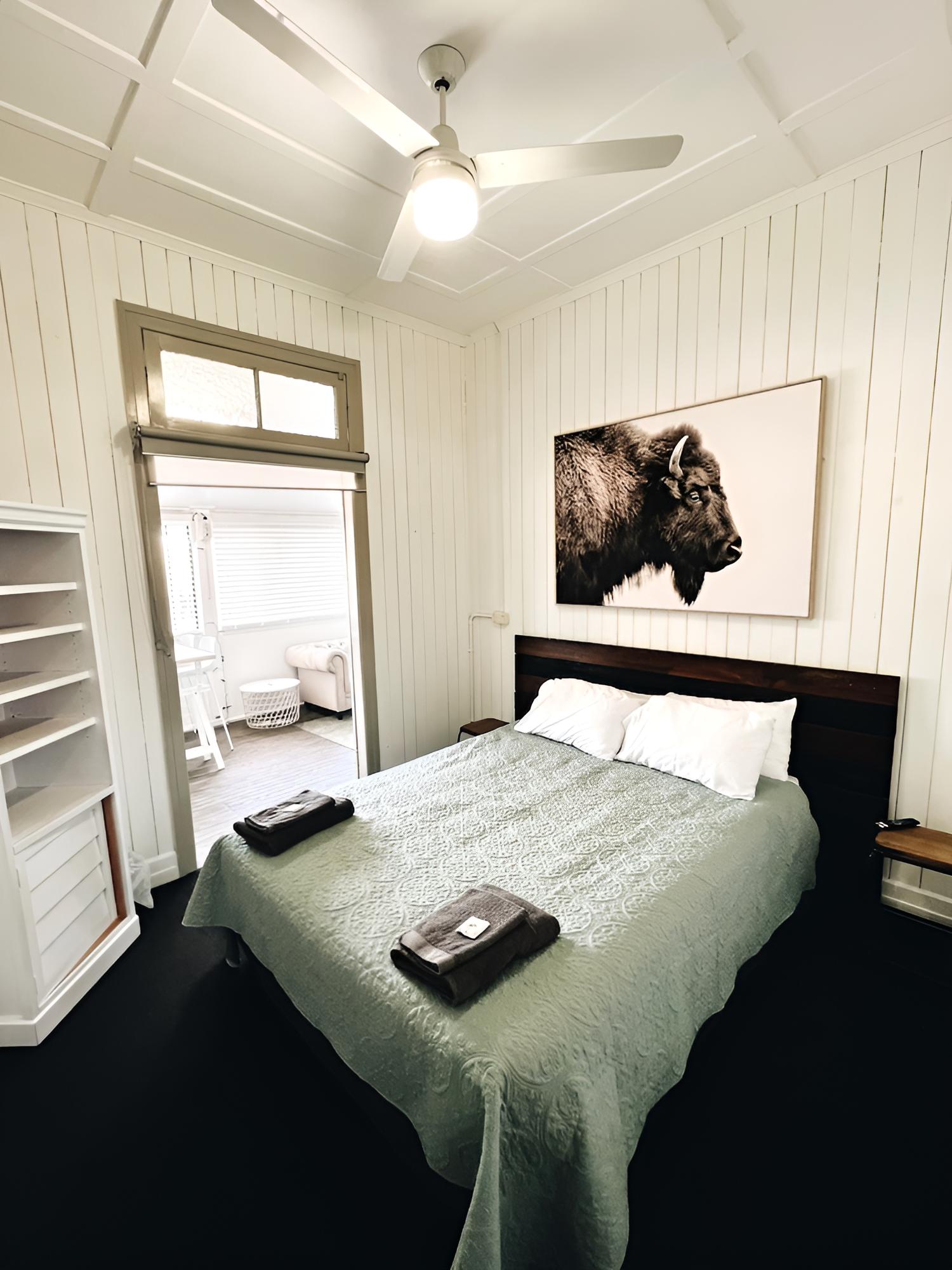 Standard Room, 1 Queen Bed, Non Smoking, Shared Bathroom photo 3