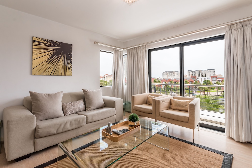 Luxury Apartment, 2 Bedrooms (203W)