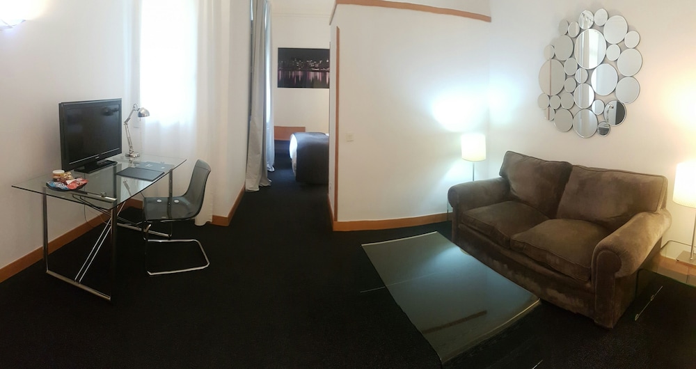 Junior Single Room thumbnail 5