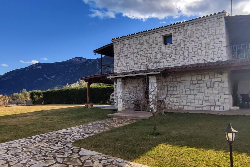Villa photo 2
