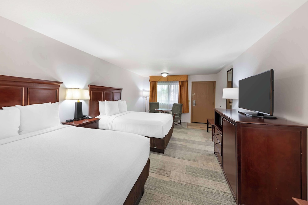 Deluxe 2 Queen Bed Interior - Photo 3