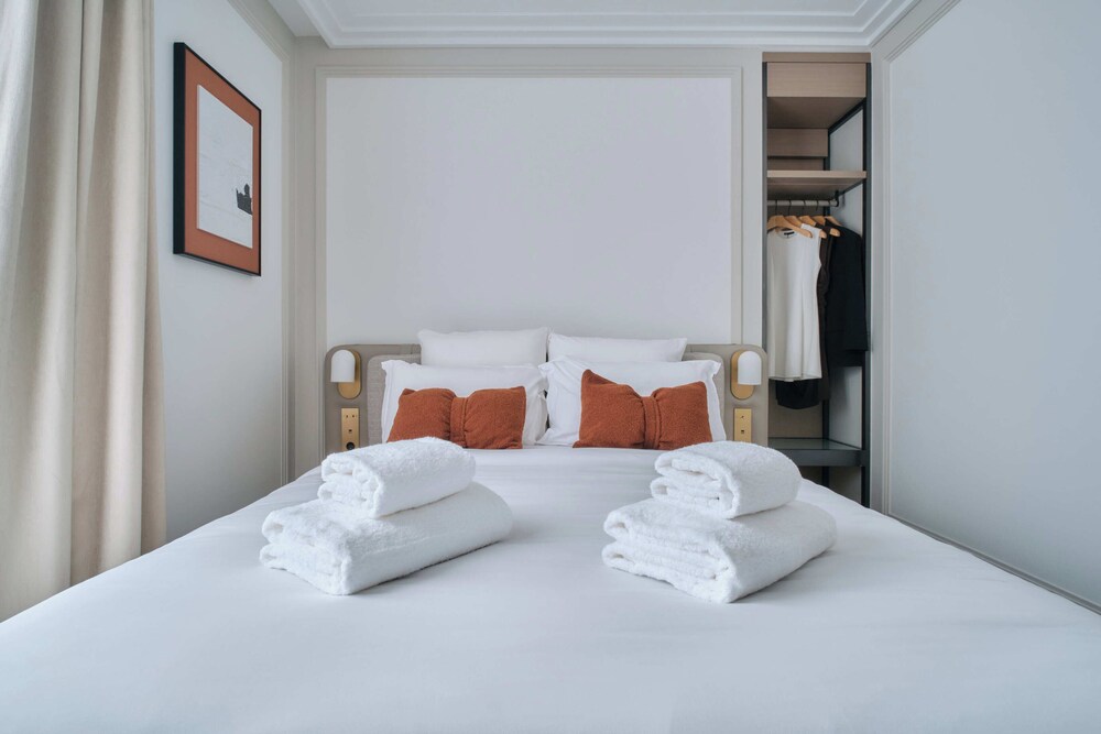 Deluxe One-Bedroom Apartment with Balcony and City View 501 thumbnail 6