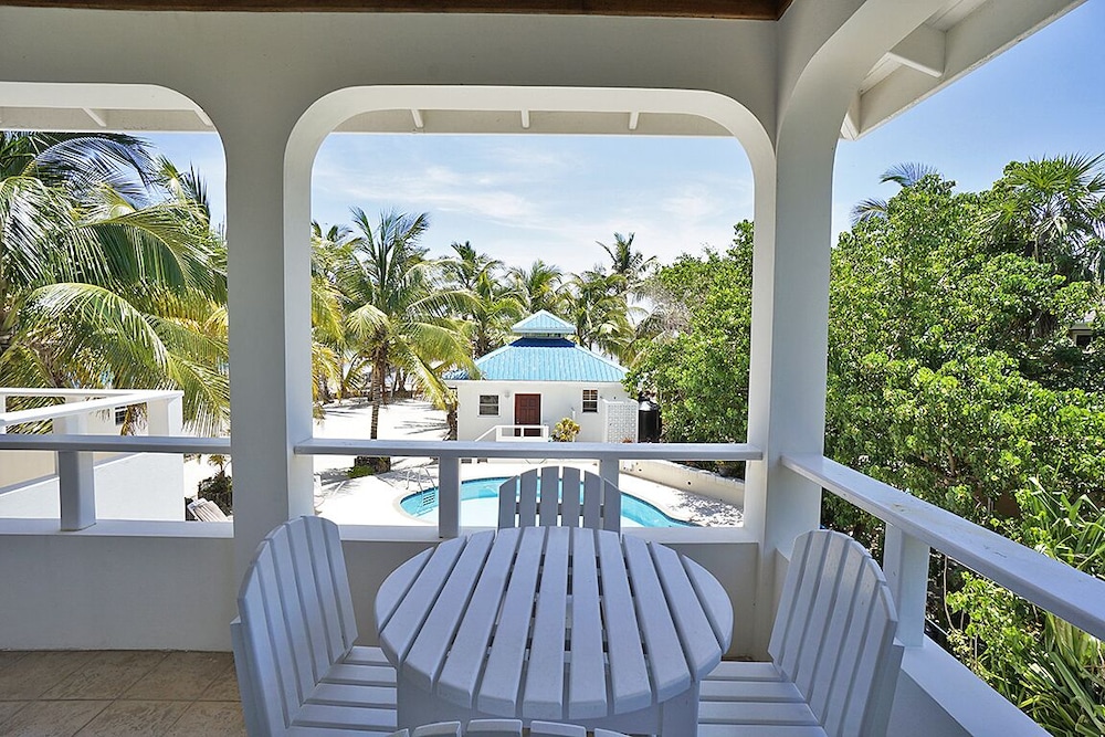 Main House Upstairs 2 Bedroom M1