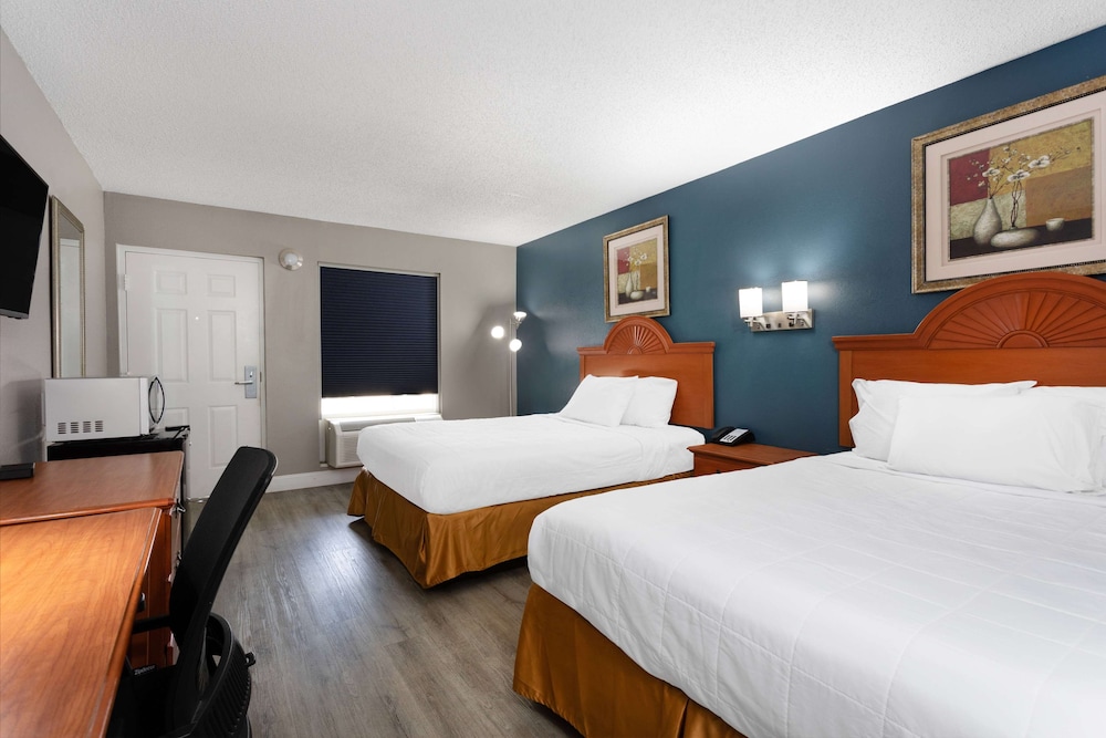 Room, 2 Queen Beds, Non Smoking - Photo 4