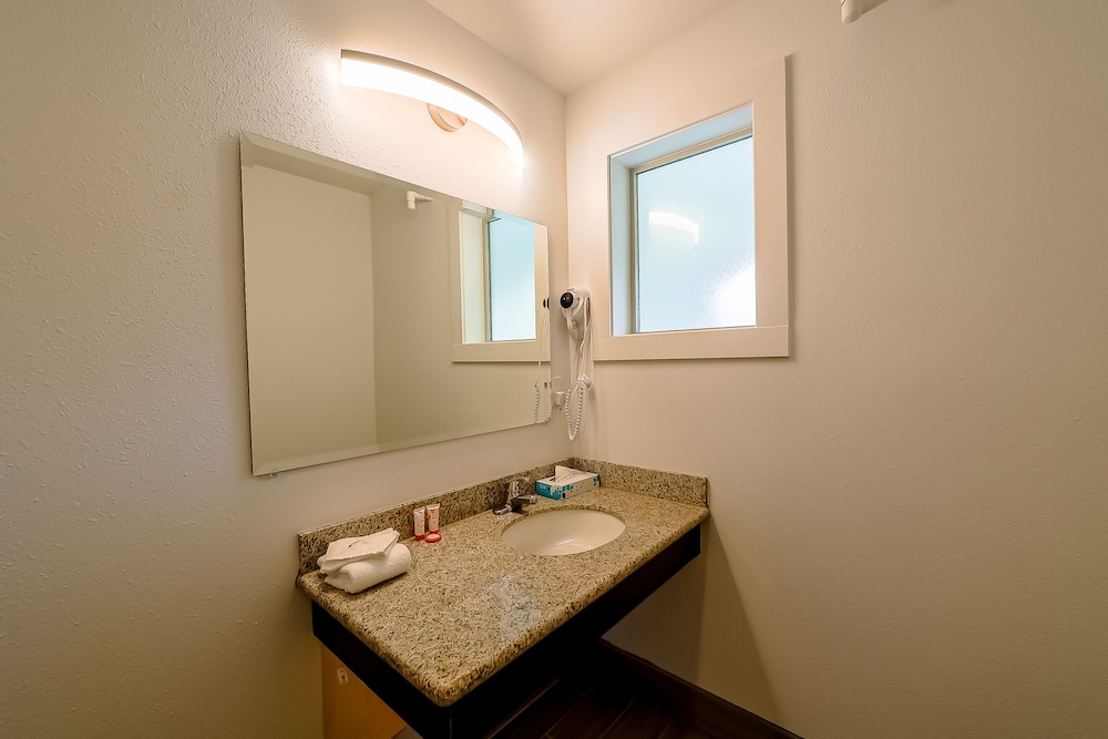 Room, 2 Double Beds - Photo 9