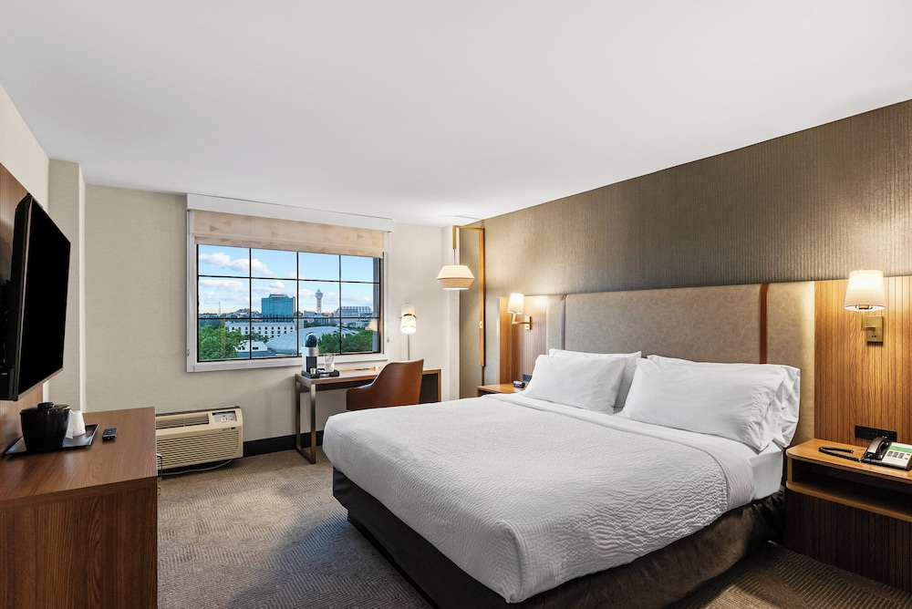 Suite, 1 King Bed (Canadian Skyline View) - Photo 30