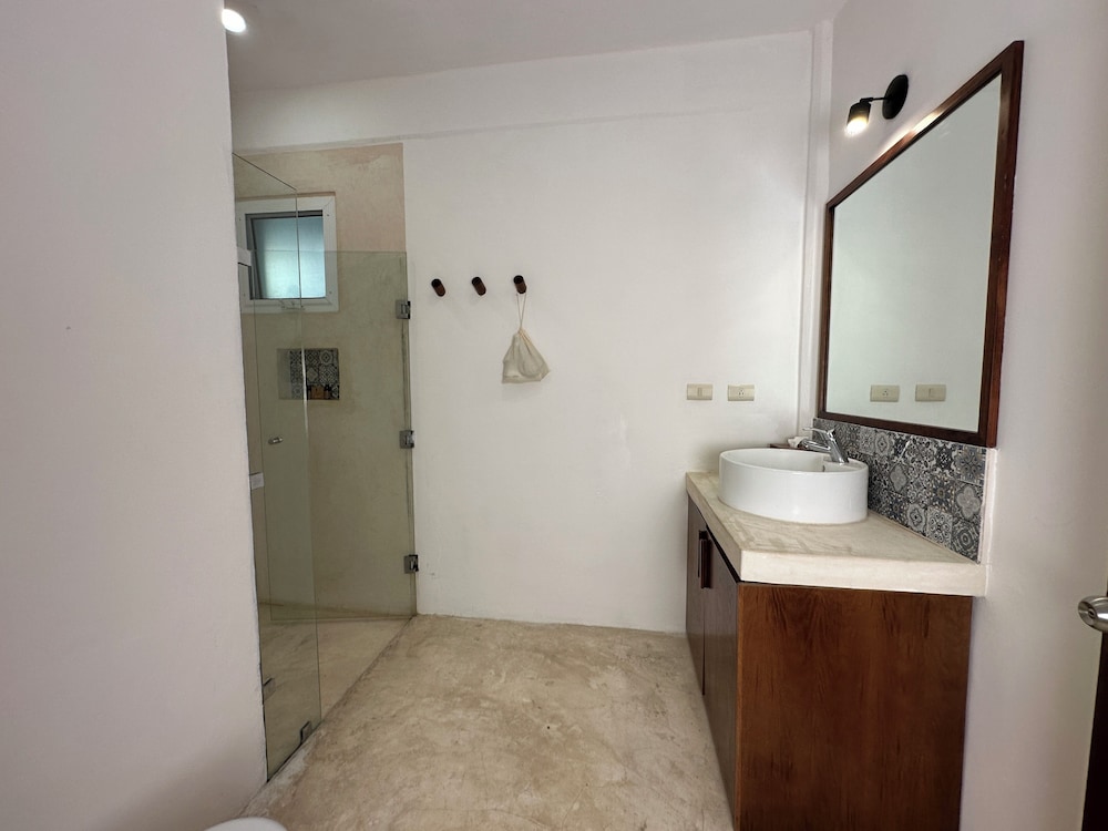 Suite - Photo 17