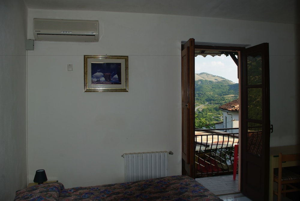 Deluxe Room, 1 Queen Bed, Balcony photo 1