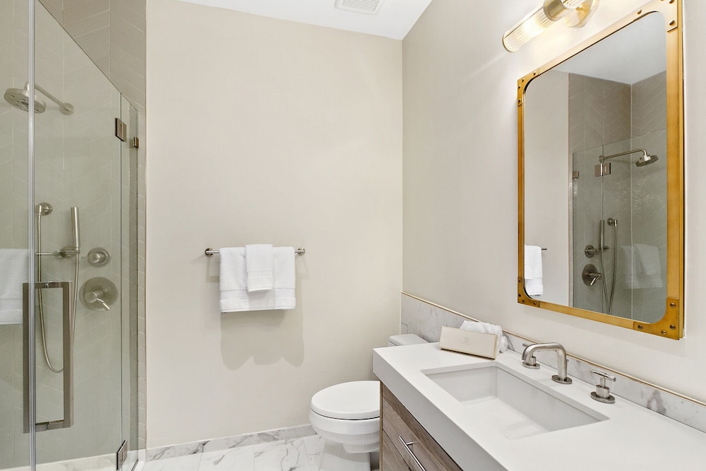 Luxury Suite, King Bed w/ Patio photo 2