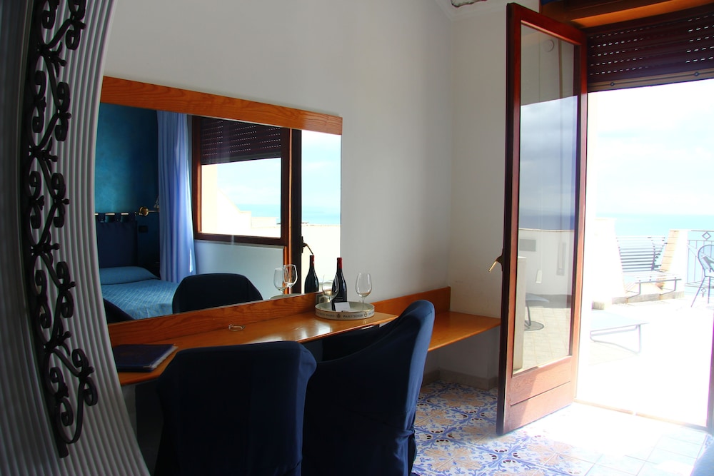 Single Room, Balcony