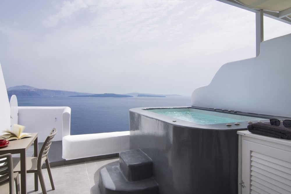 Pure Suite, Hot Tub, Caldera View
