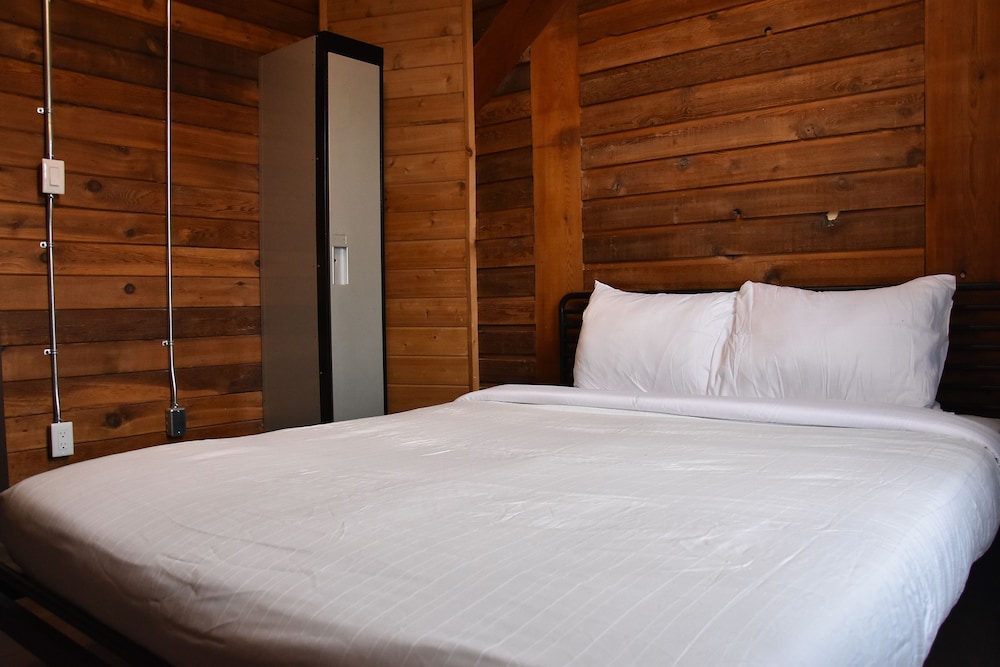 Queen Room with Shared Washroom photo 1
