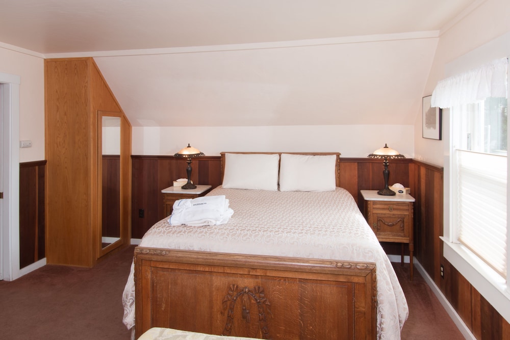 Classic Room, 1 Queen Bed, Fireplace (River Gate Room, 2nd floor, NO PETS) photo 2