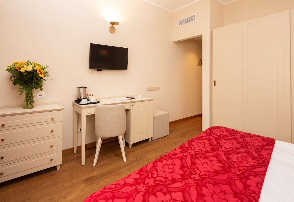 Comfort Room, Multiple Beds - Photo 2