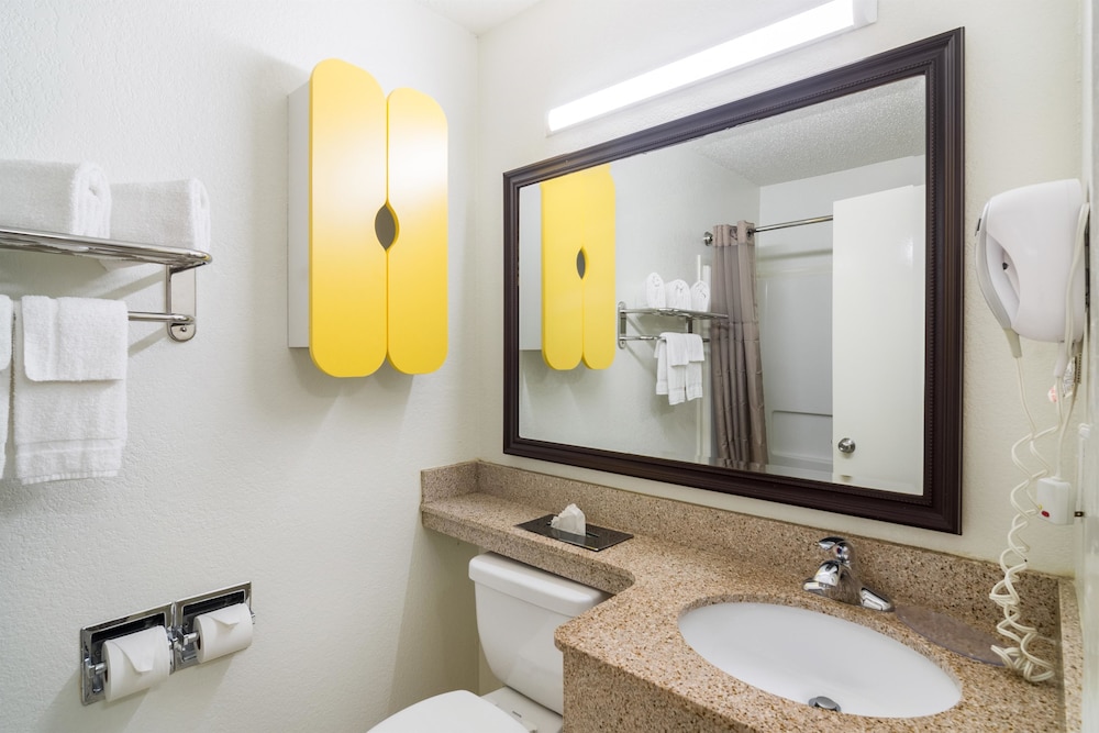 Deluxe Suite, 1 King Bed, Non Smoking, Kitchenette - Photo 12