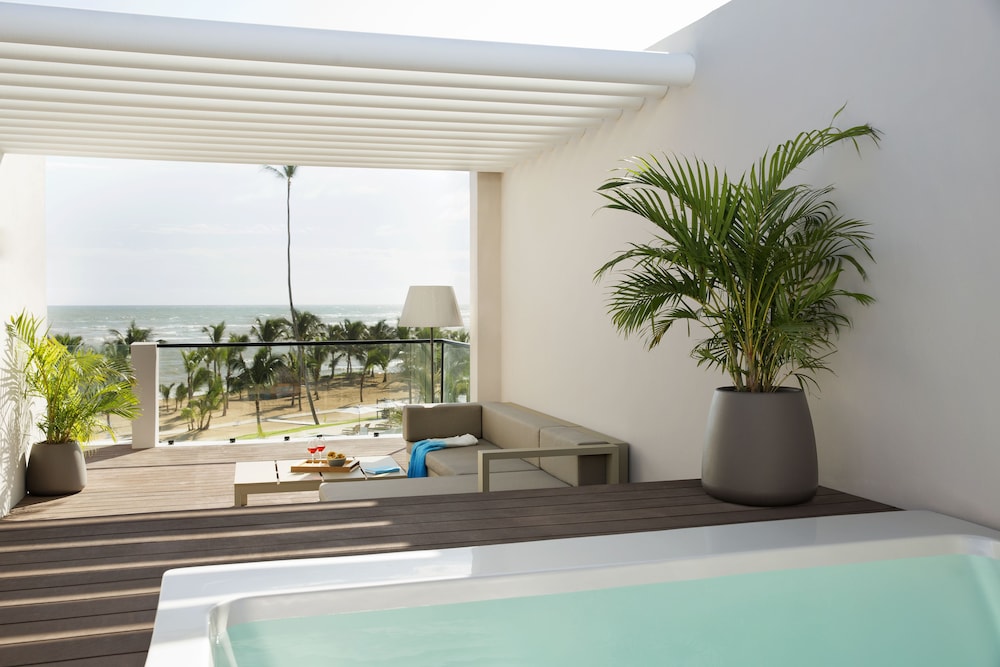 FREE UPGRADE TO EXCELLENCE CLUB TWO-STORY ROOFTOP TERRACE PLUNGE POOL