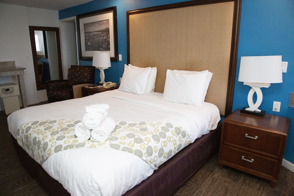 1 King Bed, Jetted Tub, Oceanfront - Photo 5