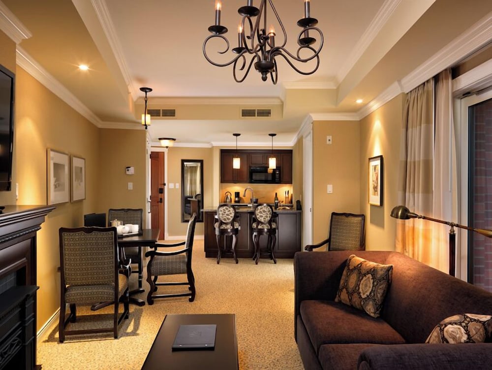 One Bedroom Suite, Partial Ocean View, King - Photo 3