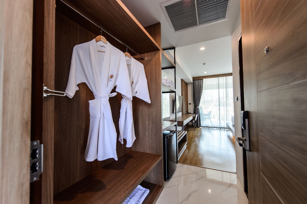 King Jacuzzi Suite - Photo 3