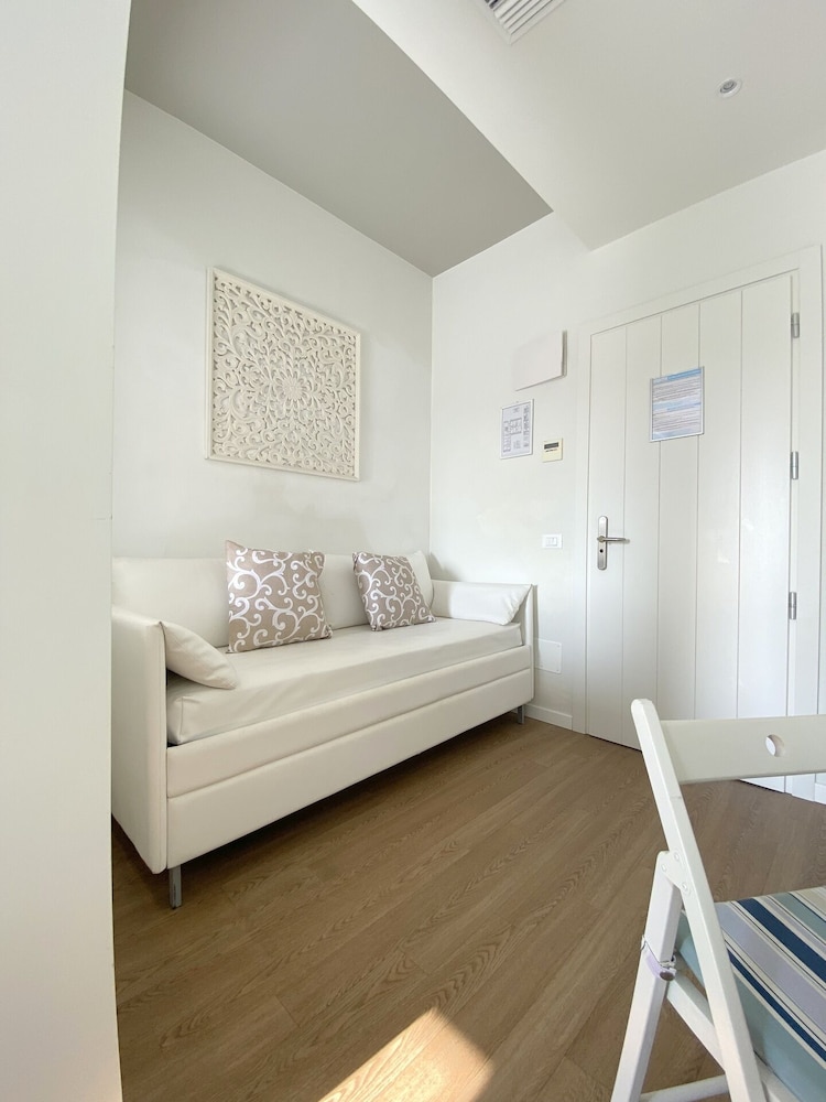 Junior Studio Suite, Balcony, Pool View photo 3