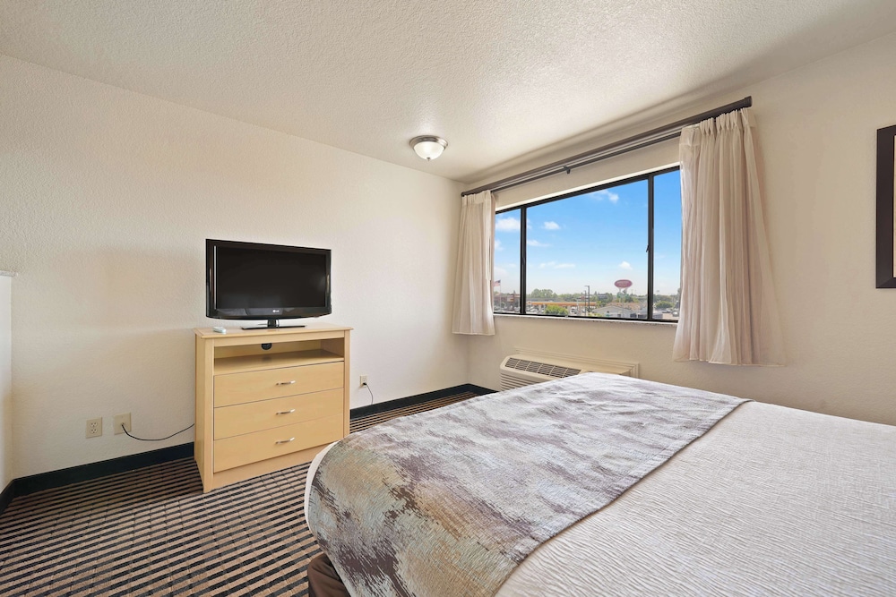 Standard Room, 1 Queen Bed, Accessible, Bathtub (with Sofabed) - Photo 2