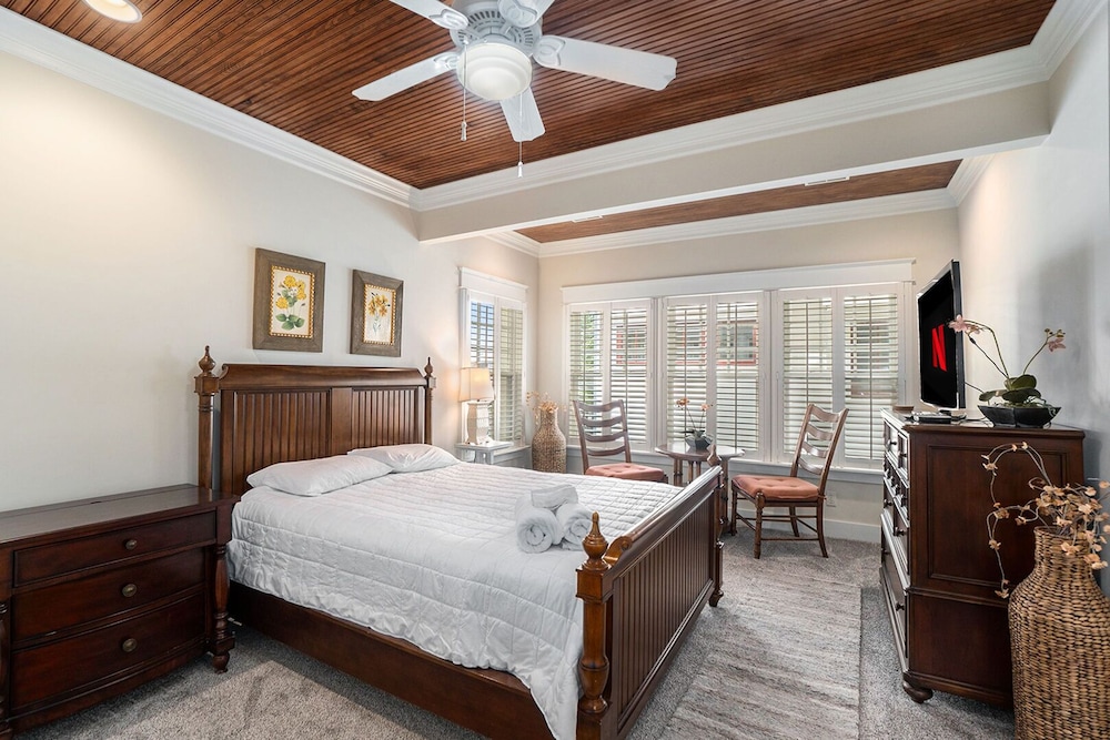 Luxury Condo photo 1