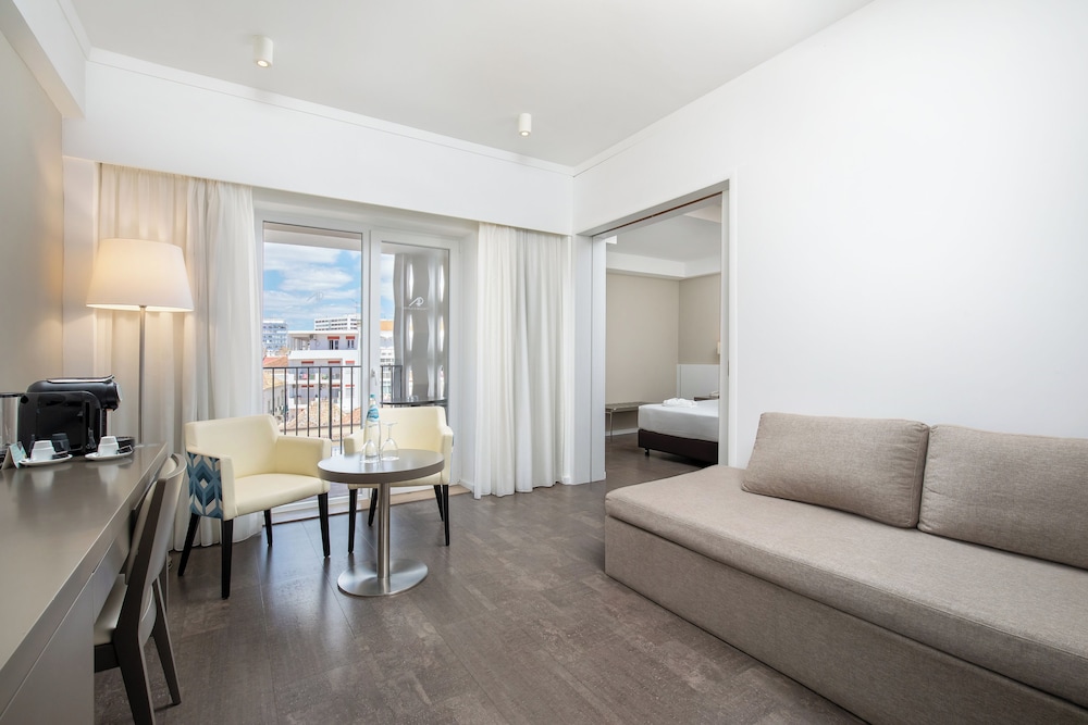 City Suite, City View (2 adults + 1 child) - Photo 2