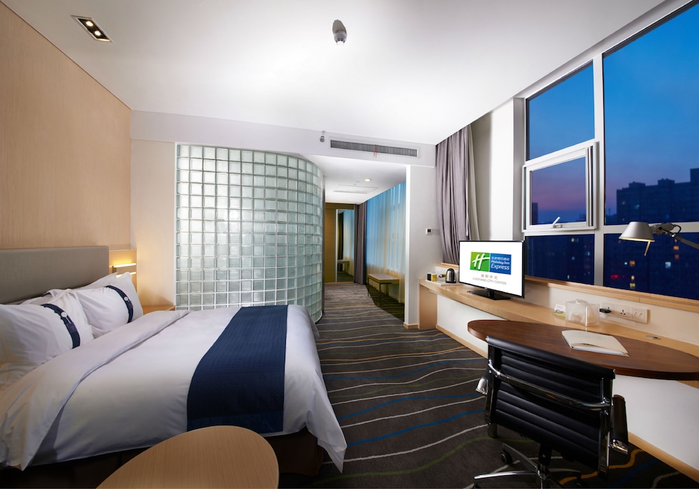 Standard Room, 1 Queen Bed, Lake View (Extra Floor Space) photo 1