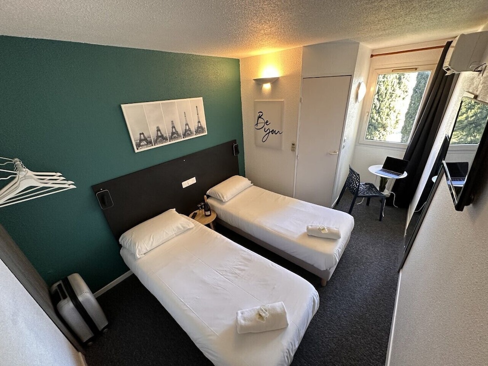 Standard Twin Room - Photo 3