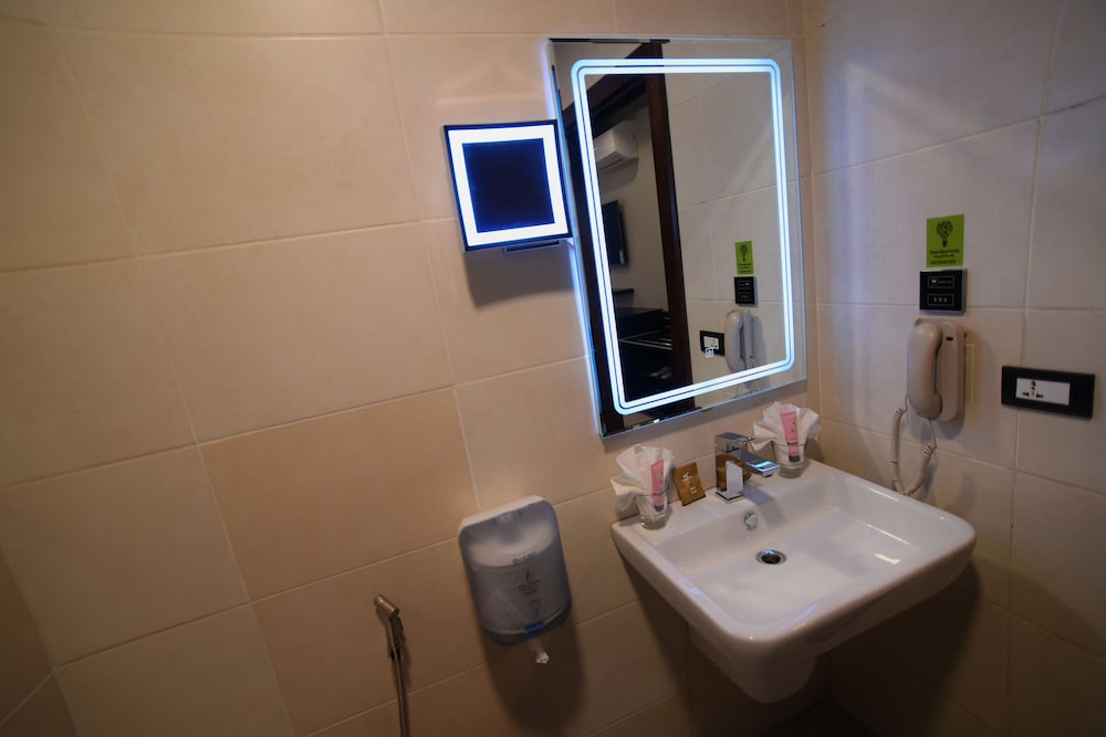 Deluxe Room, City View - Photo 5