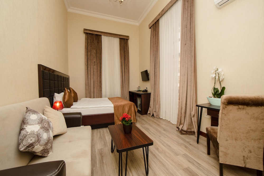 Junior Studio Suite, 1 Queen Bed with Sofa bed, Balcony photo 3
