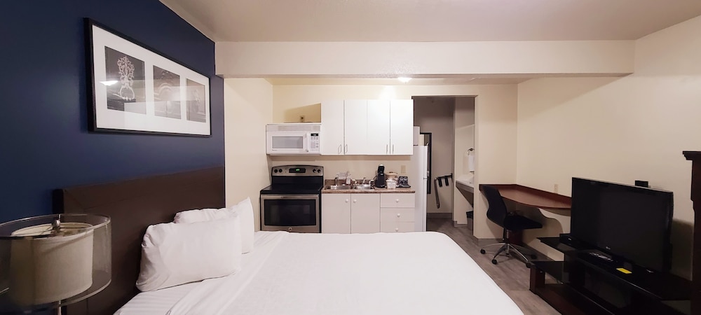 Standard - 1 Queen Bed - Kitchenette