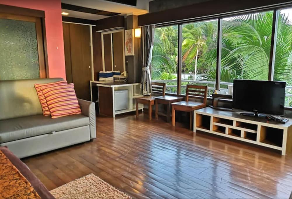 Deluxe Room, Pool View - Photo 4
