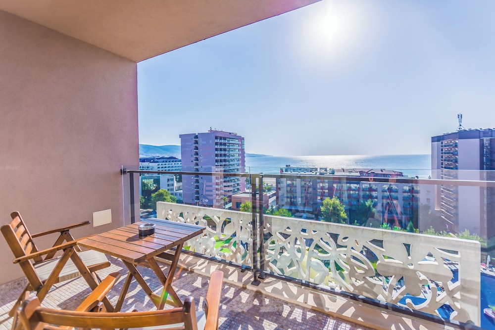 Deluxe Room, Sea View (2 Adults + 1 Child) thumbnail 5