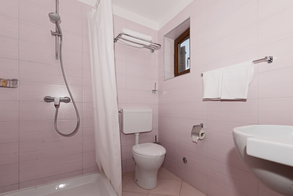 Standard Triple Room - Photo 5