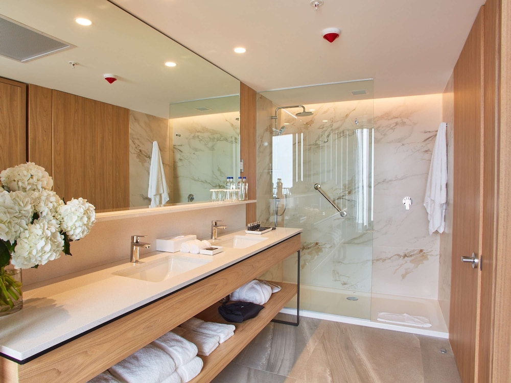 Junior Suite, 1 King Bed (Executive Lounge access) - Photo 7