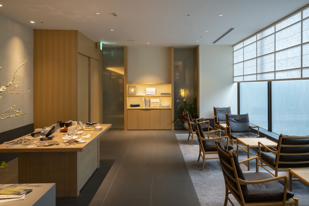 Premier Twin Room, Non Smoking, Exclusive Club Lounge Access (46sqm, Bed width 120cm) - Photo 10