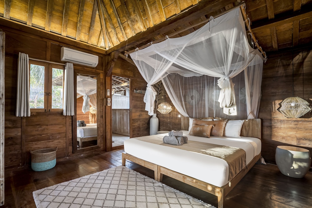 Boutique Beachfront Bungalow photo 1