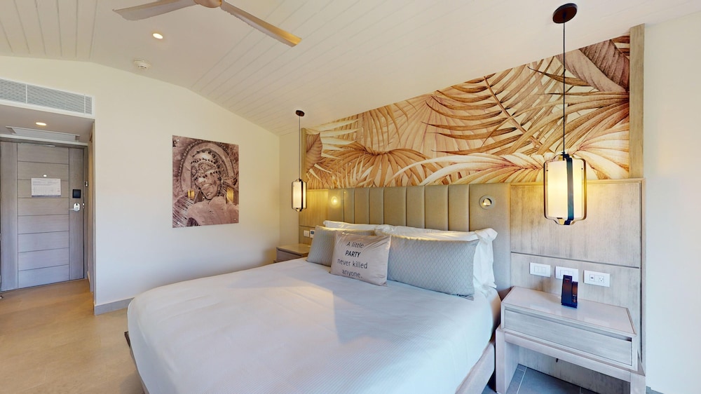 Luxury Garden View Room