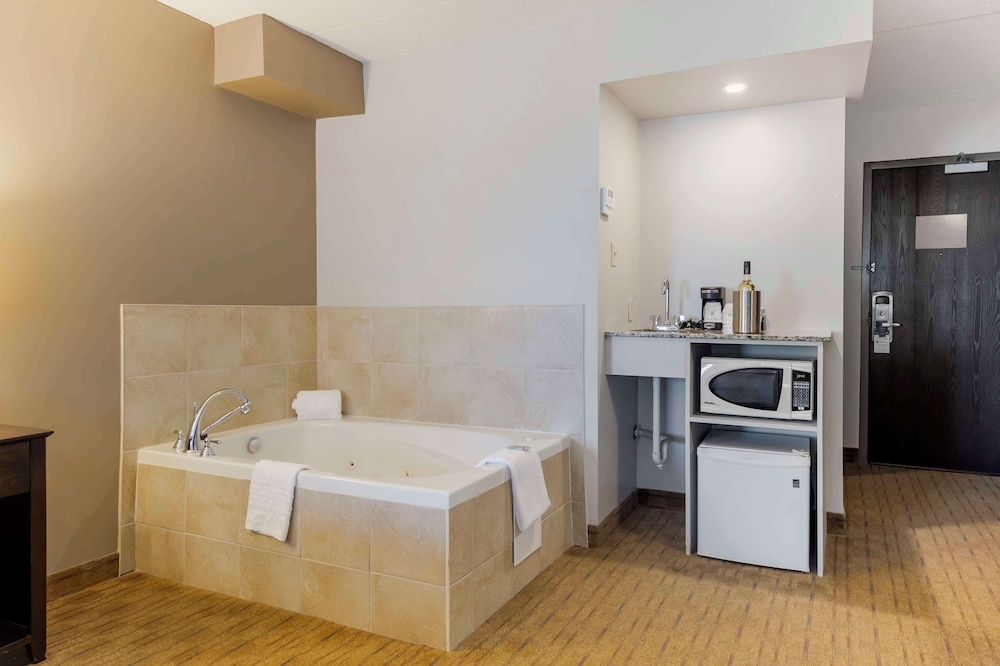 Luxury Room, 1 King Bed, Jetted Tub, Poolside - Photo 3