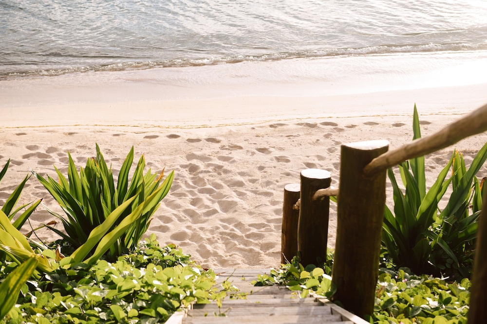 Beachfront Pool Villa photo 11