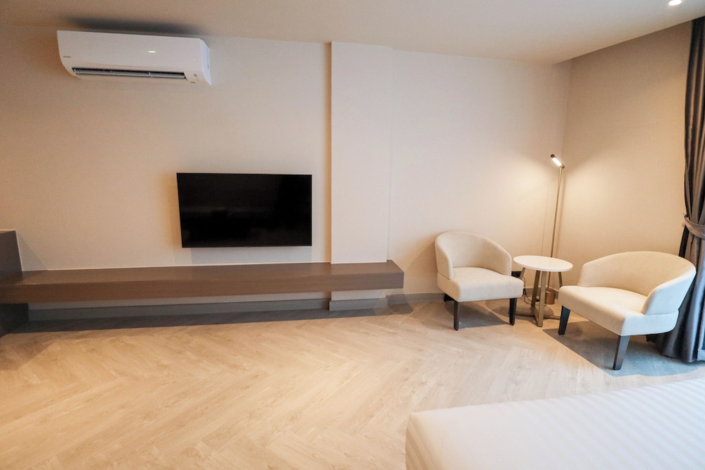 Junior Suite, City View - Photo 8
