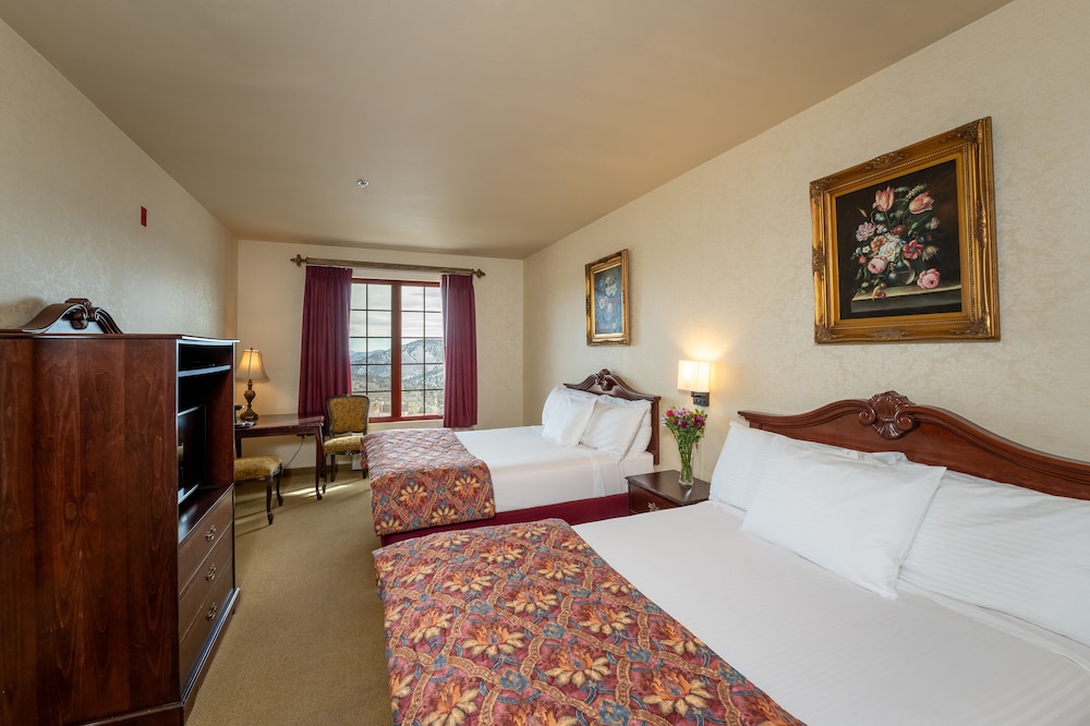 Standard Single Room, 2 Queen Beds photo 2