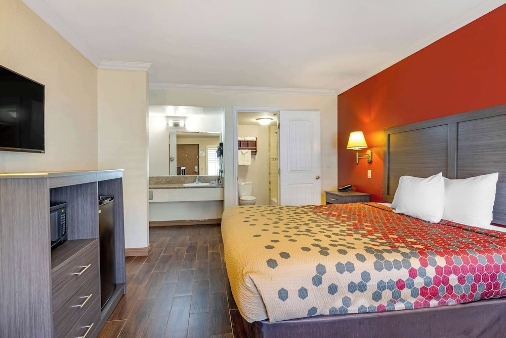 Standard Room, 1 King Bed, Smoking - Photo 2
