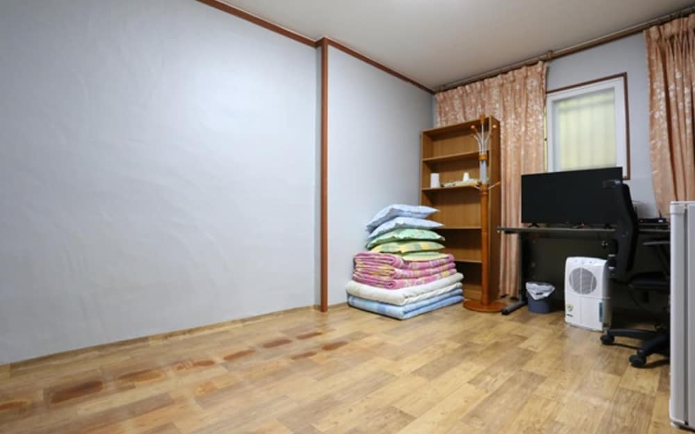 Room (Ondol) photo 2